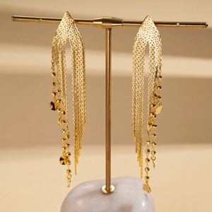 Détail de boucles d'oreilles longues en plaqué or 18k avec maille et chaîne à billes