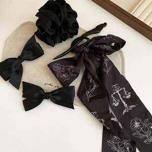 Vue à plat de barrettes rétro avec fleurs, nœuds en satin noir et ruban en soie