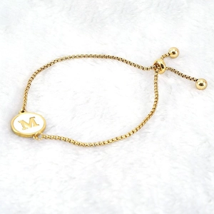 Bracelet ajustable en acier titane plaqué or 18K avec pendentif lettre M en nacre