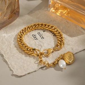 Bracelet chaîne plaqué or 18K avec pendentif coquillage et perle sur papier d'art