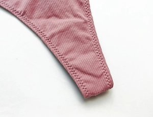 Detailaufnahme des fein gerippten Baumwoll-Strings mit elastischer Naht und Textur