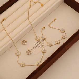 Parure florale élégante en acier titane doré avec pétales de nacre et collier