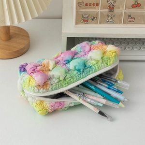 Detailopname van etui met regenboog bubbeltextuur en grote capaciteit voor pennen