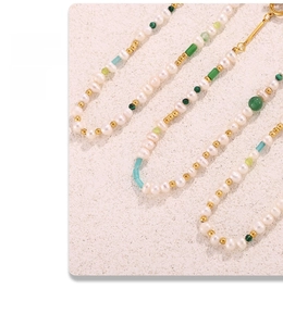 Detail der Süßwasserperlenkette mit Goldperlen und bunten Natursteinen am Band
