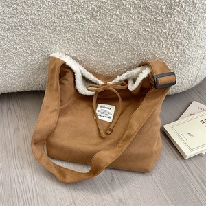 Détail du cabas en daim caramel avec doublure en peau de mouton et bandoulière réglable