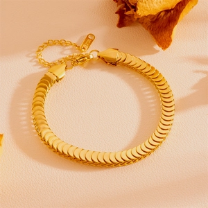 Bracelet élégant à mailles écailles dorées en acier inoxydable sur cuir texturé beige
