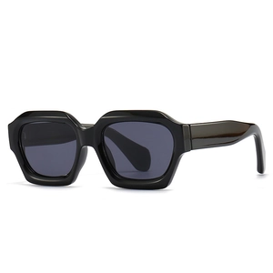 Gafas de sol modernas de polígono irregular con montura negra gruesa y lentes grises oscuros