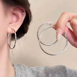 Élégantes boucles d'oreilles perles argentées pour femmes avec design créole en métal poli