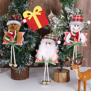 Drei Weihnachtsfiguren als Plüsch-Anhänger mit Glocken und dem Text Feliz Navidad im Set