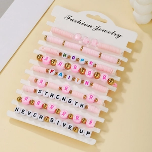 Nahaufnahme von 10-teiligen rosa Schleifen Armbändern mit Hope und Faith Anhängern