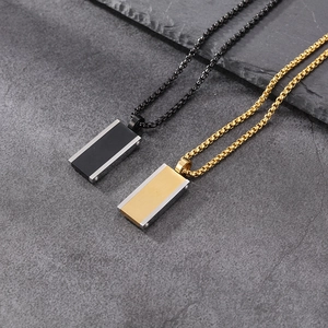 Pendentifs rectangulaires en fibre de carbone sur chaînes en acier inoxydable sur pierre