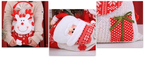 Dettaglio del sacchetto regalo natalizio in maglia con motivo renna e chiusura a coulisse