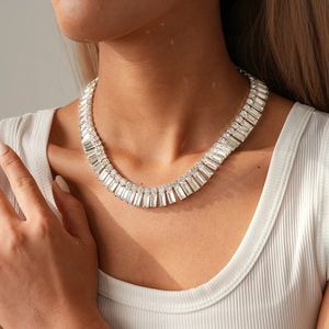 Collana geometrica di lusso con cristalli a taglio baguette e tondi su base argentata