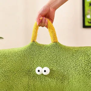Cama para gatos de felpa verde con textura de lana de cordero y asa de transporte
