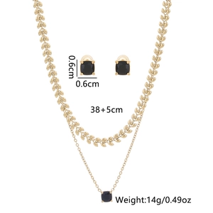 Schmuckset für Damen mit goldener zwelagiger Blatt-Halskette und schwarzen Ohrsteckern