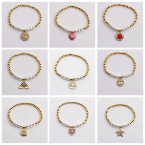 9 Arten von Goldperlen-Armbändern mit Perlen und verschiedenen Anhängern auf weißem Grund