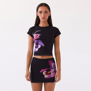 Détail de l'ensemble haut court et jupe avec imprimé floral d'orchidée violette vive