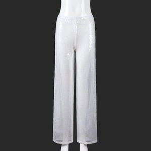 Détail du pantalon blanc à paillettes taille haute avec texture étincelante