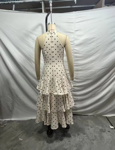 Détail du design dos nu et des volants superposés à pois sur cette robe longue