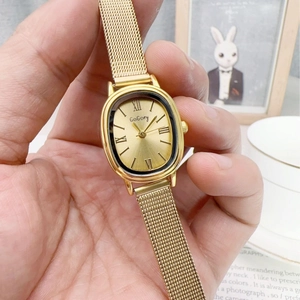 Elegant gold vintage quartz watch for women with oval dial and metal mesh strap
