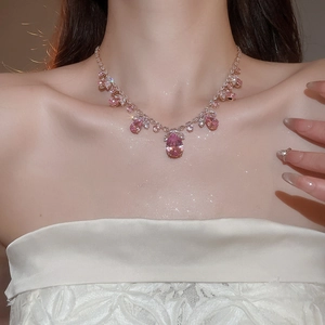 Gros plan du collier en zircone rose en forme de goutte sur une chaîne argentée élégante