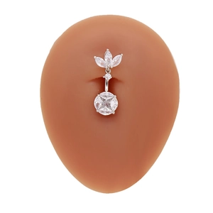 Détail d'un piercing de nombril en zircon sur un modèle en silicone réaliste