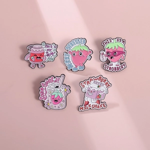 Lot de 5 épingles en émail fraise avec jeux de mots amusants sur un fond rose vif