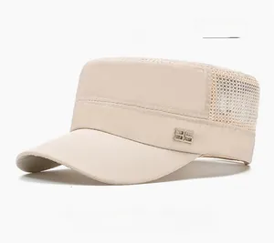 Dettaglio cappello beige da uomo con rete traspirante e stemma metallico 95