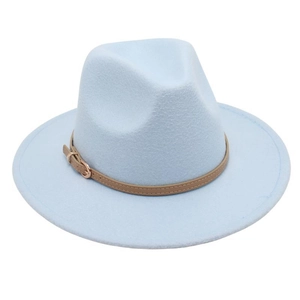Détail d'un chapeau fedora en laine bleu clair avec ruban en cuir brun et boucle dorée