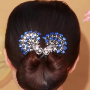 Détail du peigne à cheveux élégant avec zircons bleus et cristaux pour coiffure mariée