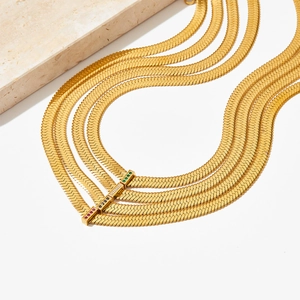 Goldene fünfschichtige Schlangenkette mit lebhaften, mehrfarbigen Zirkoniasteinen