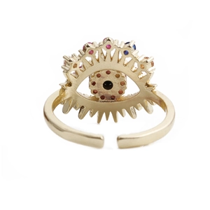 Detailansicht eines verstellbaren Goldrings mit buntem Zirkon-Böse-Blick-Design