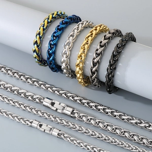 Détail de chaînes paniers multicolores avec fermoirs rotatifs en divers finis métalliques