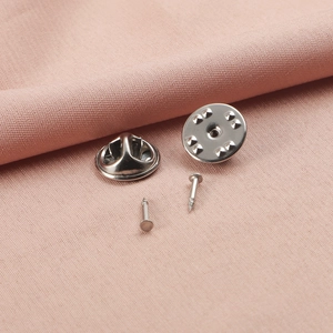 Attaches de broches papillon en acier inoxydable argenté poli sur tissu rose