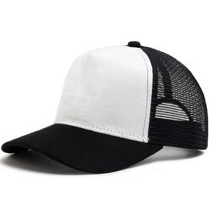 Klassische Trucker-Kappe in Schwarz-Weiß mit Wildlederfront und atmungsaktivem Netz