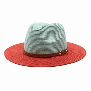 Détail du chapeau Panama bicolore en paille avec calotte menthe et bord brique
