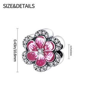 Detalle del abalorio de flor con esmalte rosa y medidas de 10,8mm x 4,3mm