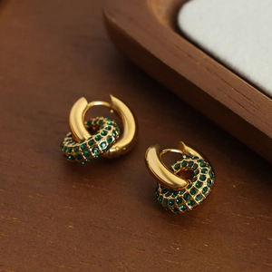 Orecchini di lusso in titanio dorato con cristalli verdi micro-pave su pendenti tondi
