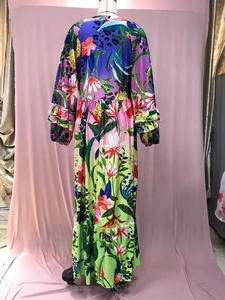 Detalle de los puños con volantes y el estampado floral tropical en un vestido largo