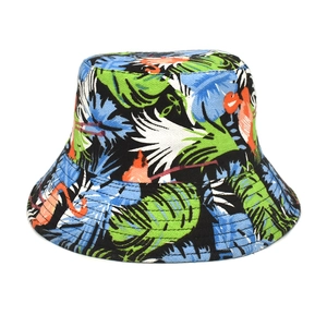 Détail de l'imprimé flamant rose et feuilles de palmier sur le bob noir