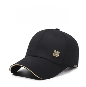 Detailansicht der schwarzen Baseballkappe mit goldenem Logo und klassischem Saum