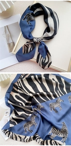 Détail d'un foulard en soie à motif zébré avec des touches de bleu en deux vues distinctes