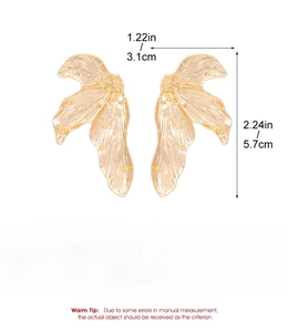 Detailed size chart showing dimensions 3.1x5.7cm for the gold leaf textured earrings