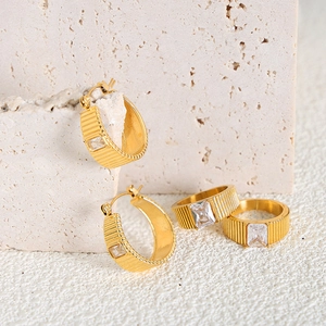 Set gioielli vintage in oro 18k con trama filettata e zircone quadrato lucido