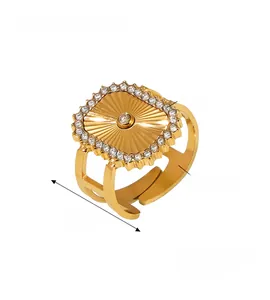 Détail d'une bague vintage en acier inoxydable doré avec zircons et motif soleil