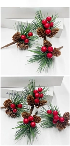 Dettaglio di aghi di pino natalizi con bacche rosse e pigne per decorazioni DIY