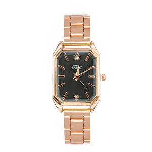 Détails de la montre carrée pour femme en or rose avec cadran noir et index en cristaux