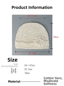 Dettaglio del berretto in maglia panna con dimensioni e trama del fiore all'uncinetto