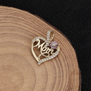 Dettaglio pendente cuore dorato Mom con cristalli e fiore viola su base di legno