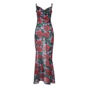 Détail de robe noire à fleurs avec roses rouges et coupe sirène ajustée élégante